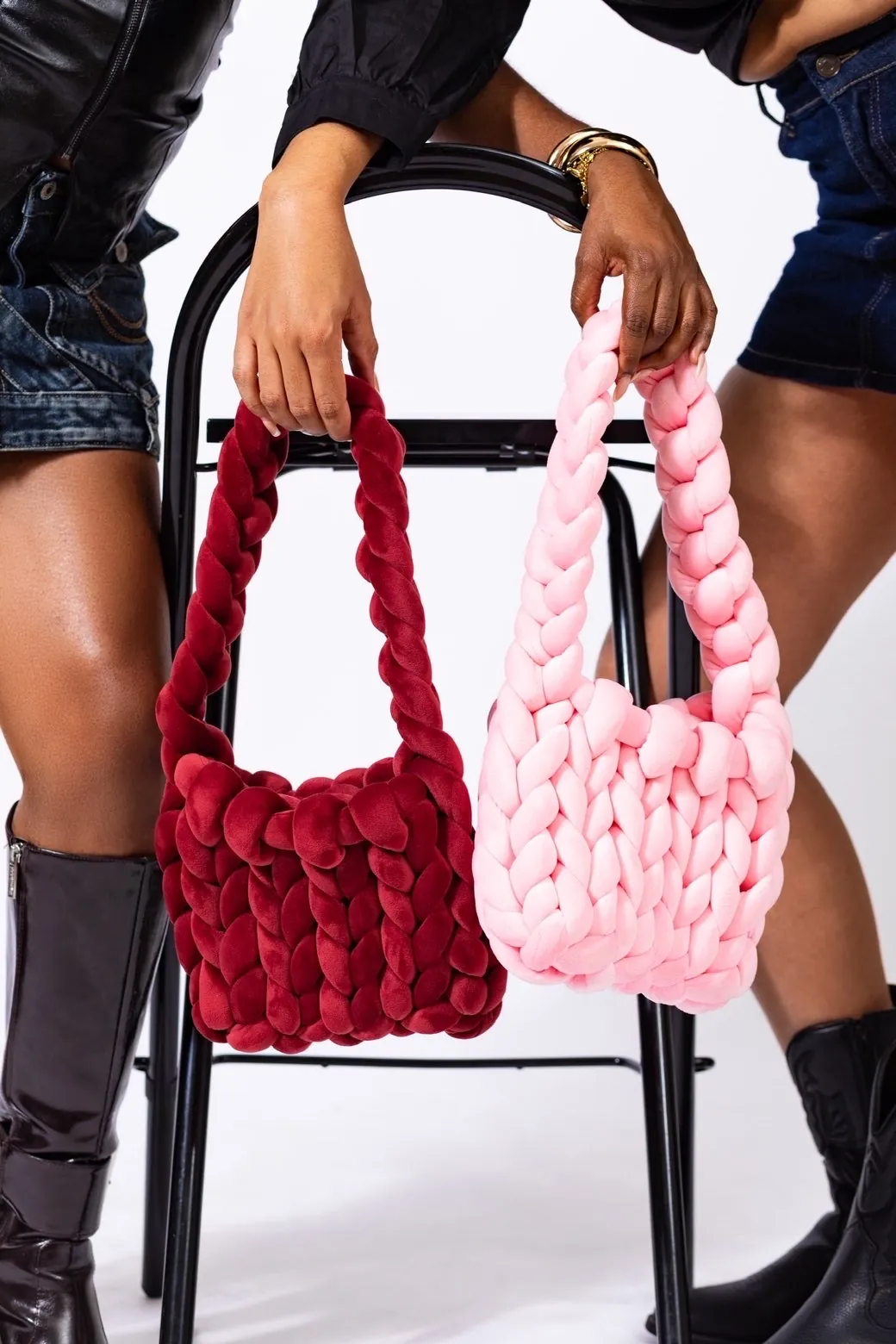Deux sacs en maille By Herance, rose et bordeaux