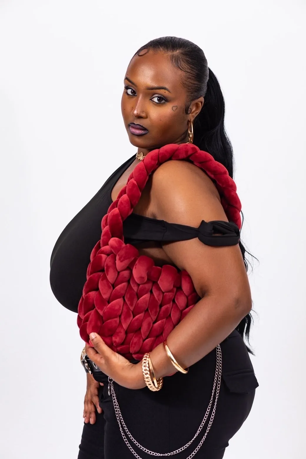Portrait avec le sac bordeaux By Herance