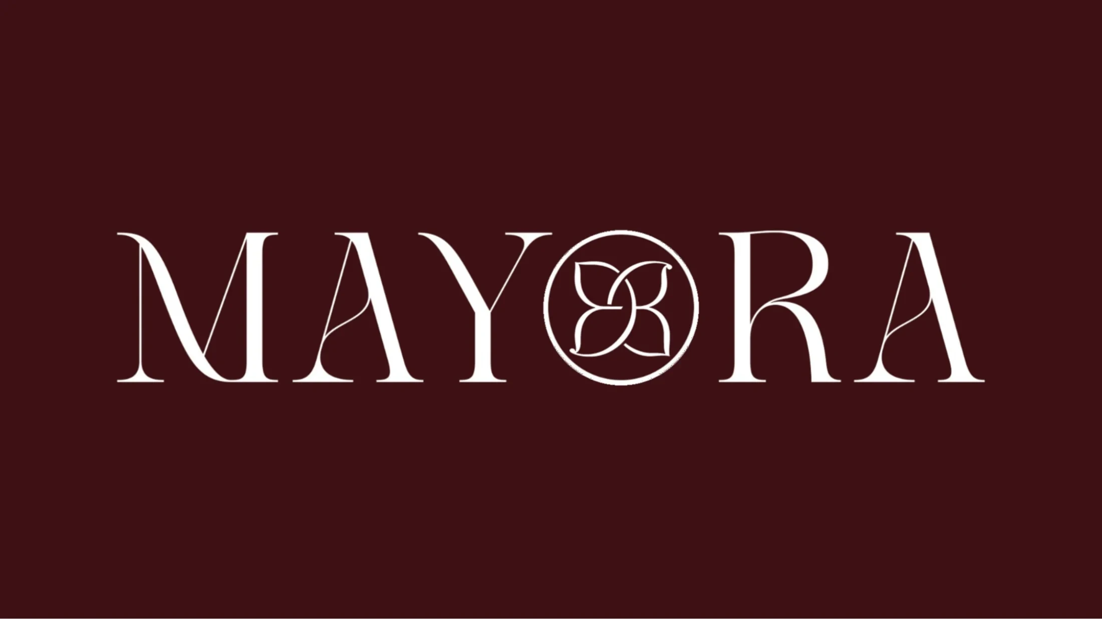 Logo MAYORA en blanc sur fond bordeaux profond